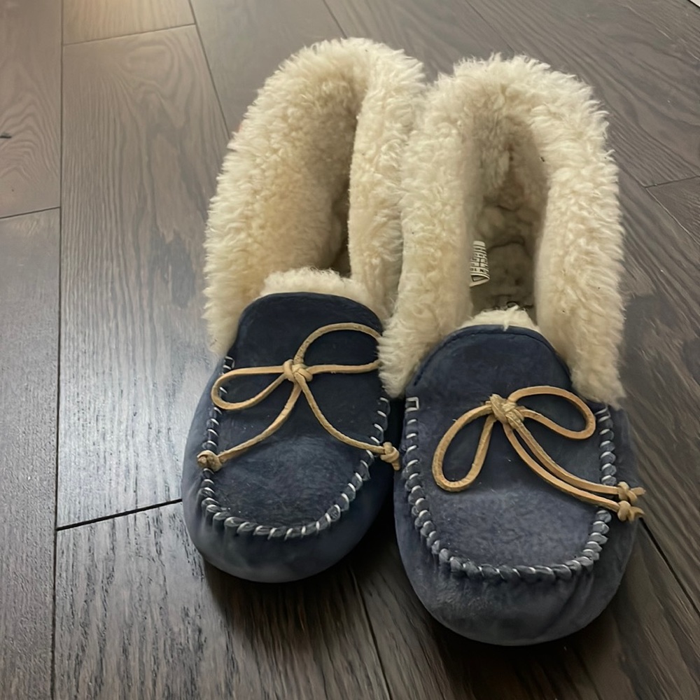 UGG NAVY BLUE MOCCASINS SIZE 8 WOMANS